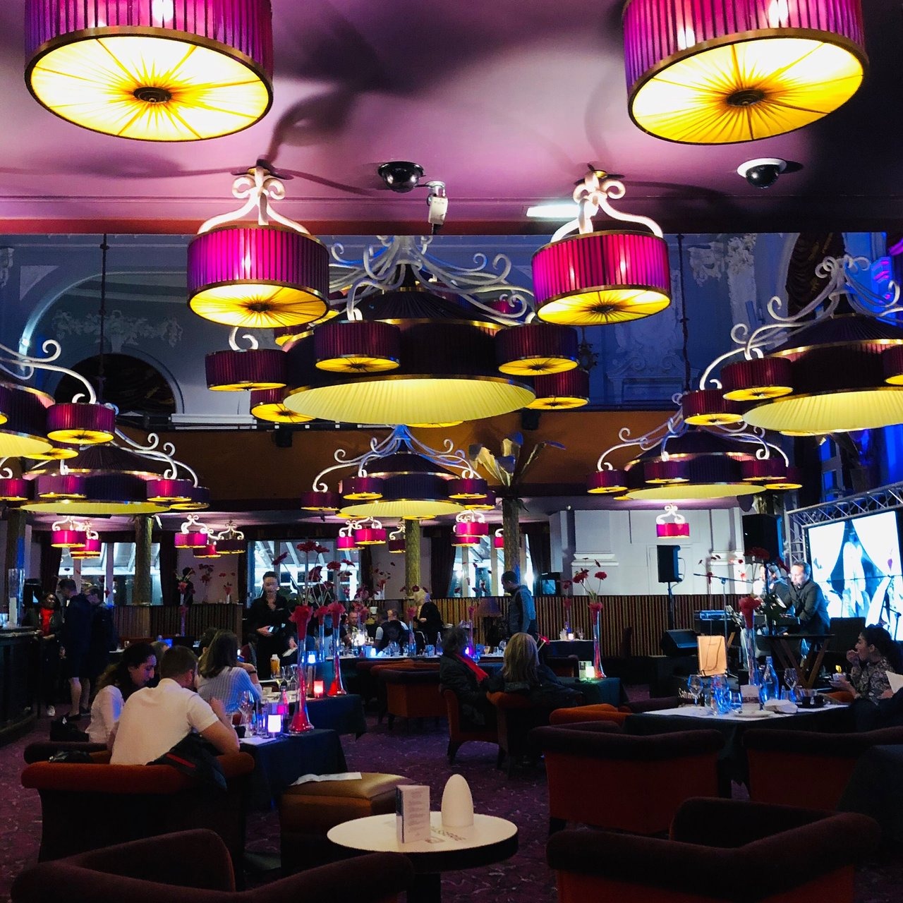 Elegancka restauracyjna przestrzeń w Warszawie